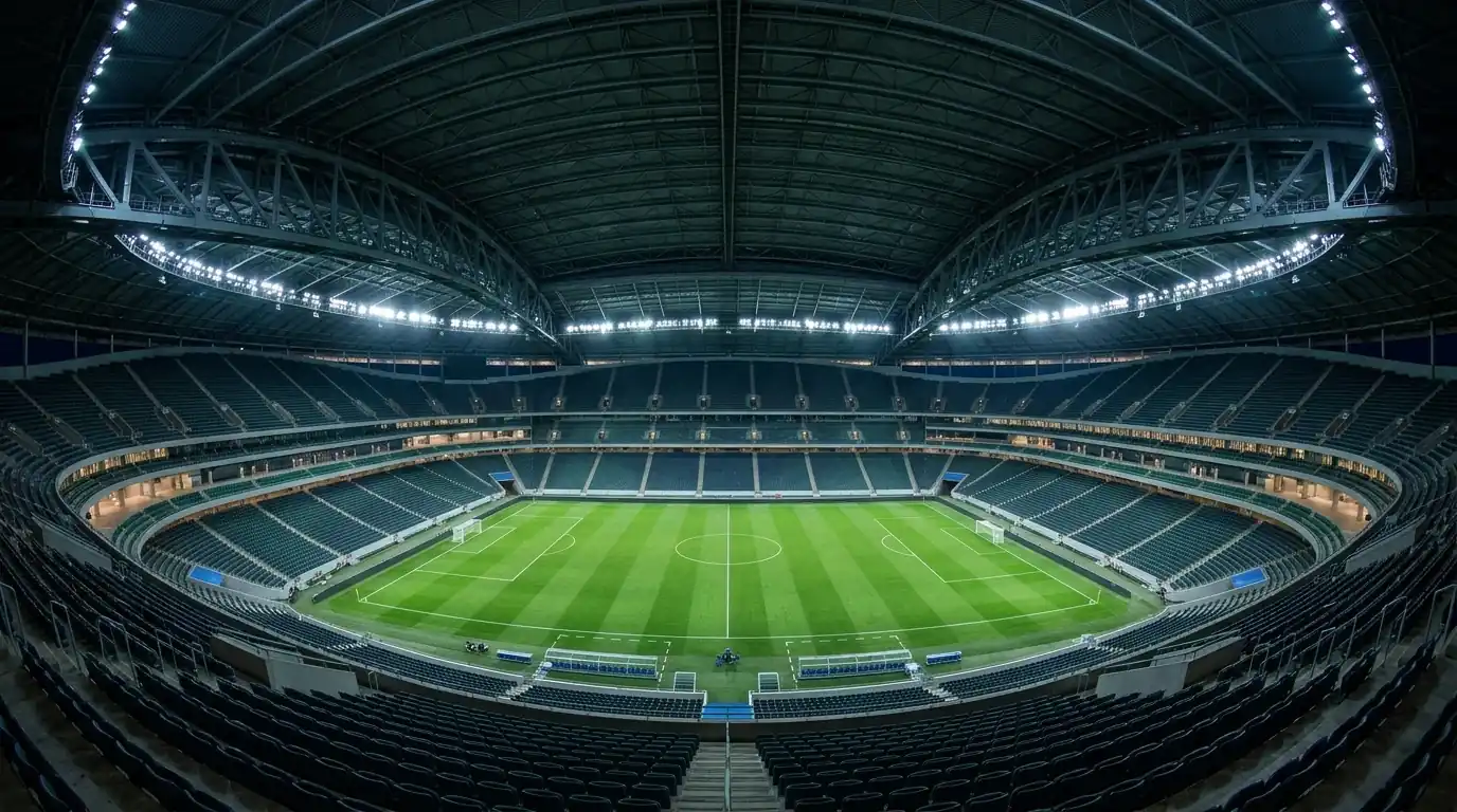 Panoramatický pohľad na veľký futbalový štadión s uzavretou strechou a rozsvietenými reflektormi pred semifinálovým zápasom majstrovstiev sveta