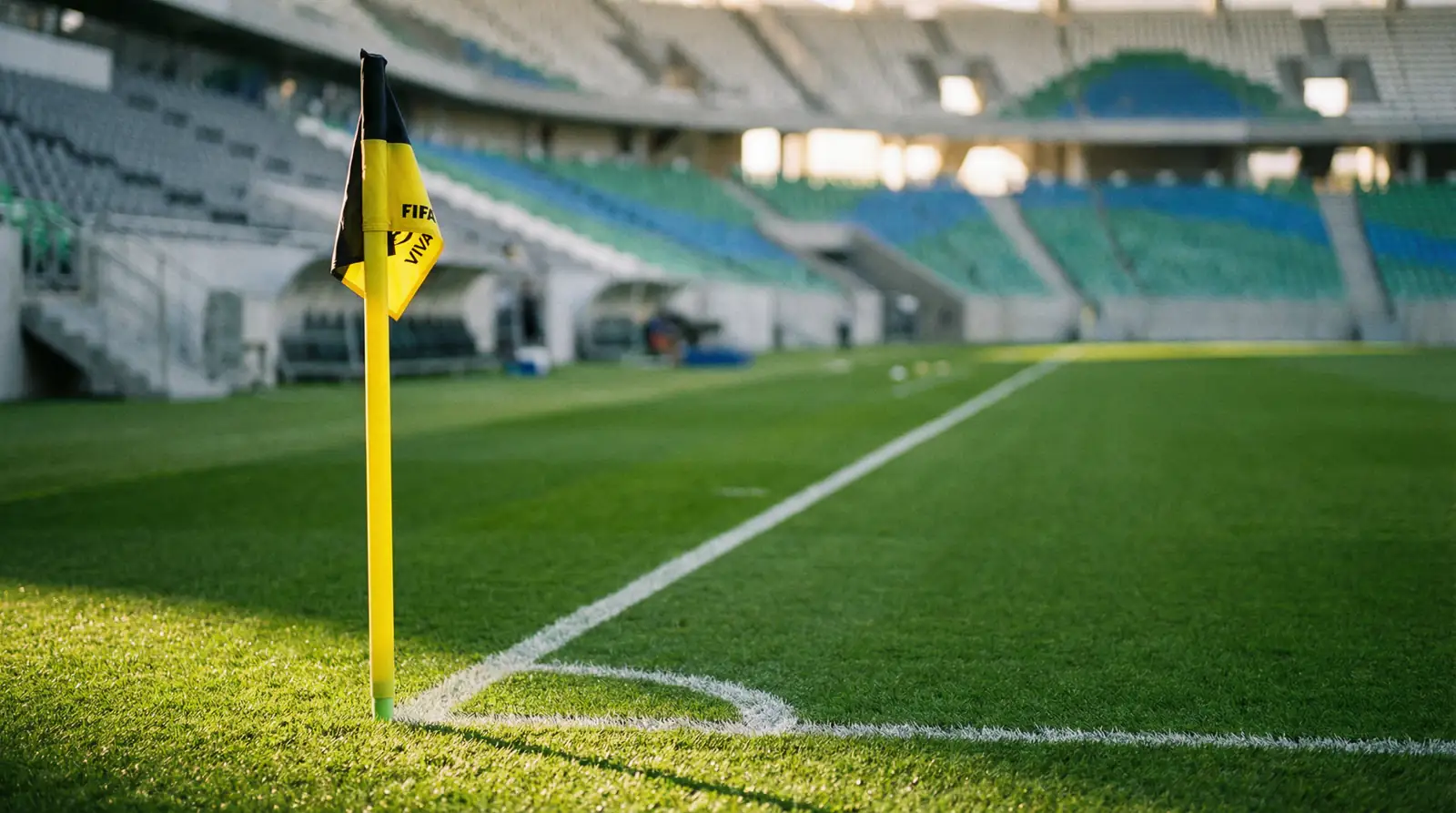 Zelený futbalový trávnik s bielymi čiarami pred zápasom na veľkom štadióne